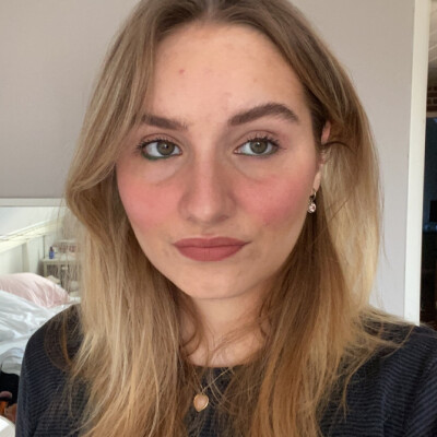 Nina zoekt een Kamer / Appartement / Huurwoning / Studio / Woonboot in Amsterdam
